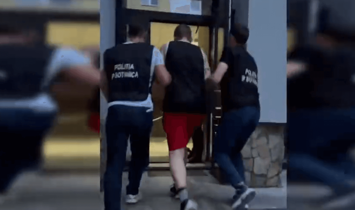 VIDEO // Un individ din capitală, reținut în flagrant în timp ce plasa droguri în ascunzișuri. Riscă până la 15 ani de închisoare