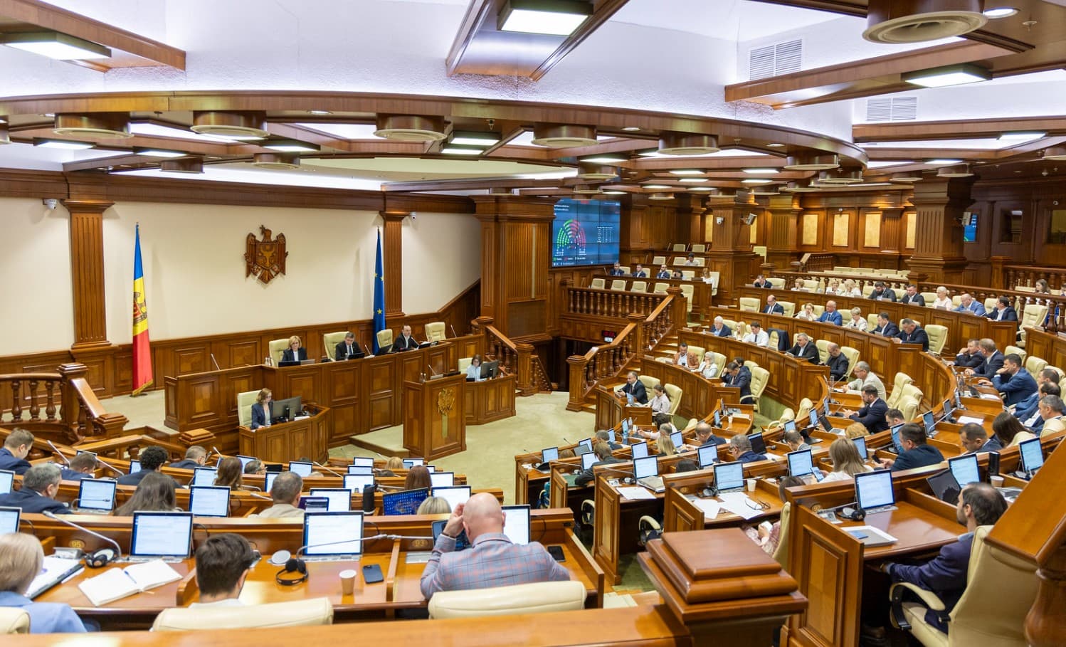 Deputații se reunesc vineri în ședință plenară. Ce proiecte vor fi dezbătute