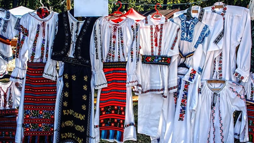 „Firul identității”: Expoziție dedicată costumului tradițional românesc la Biblioteca Națională