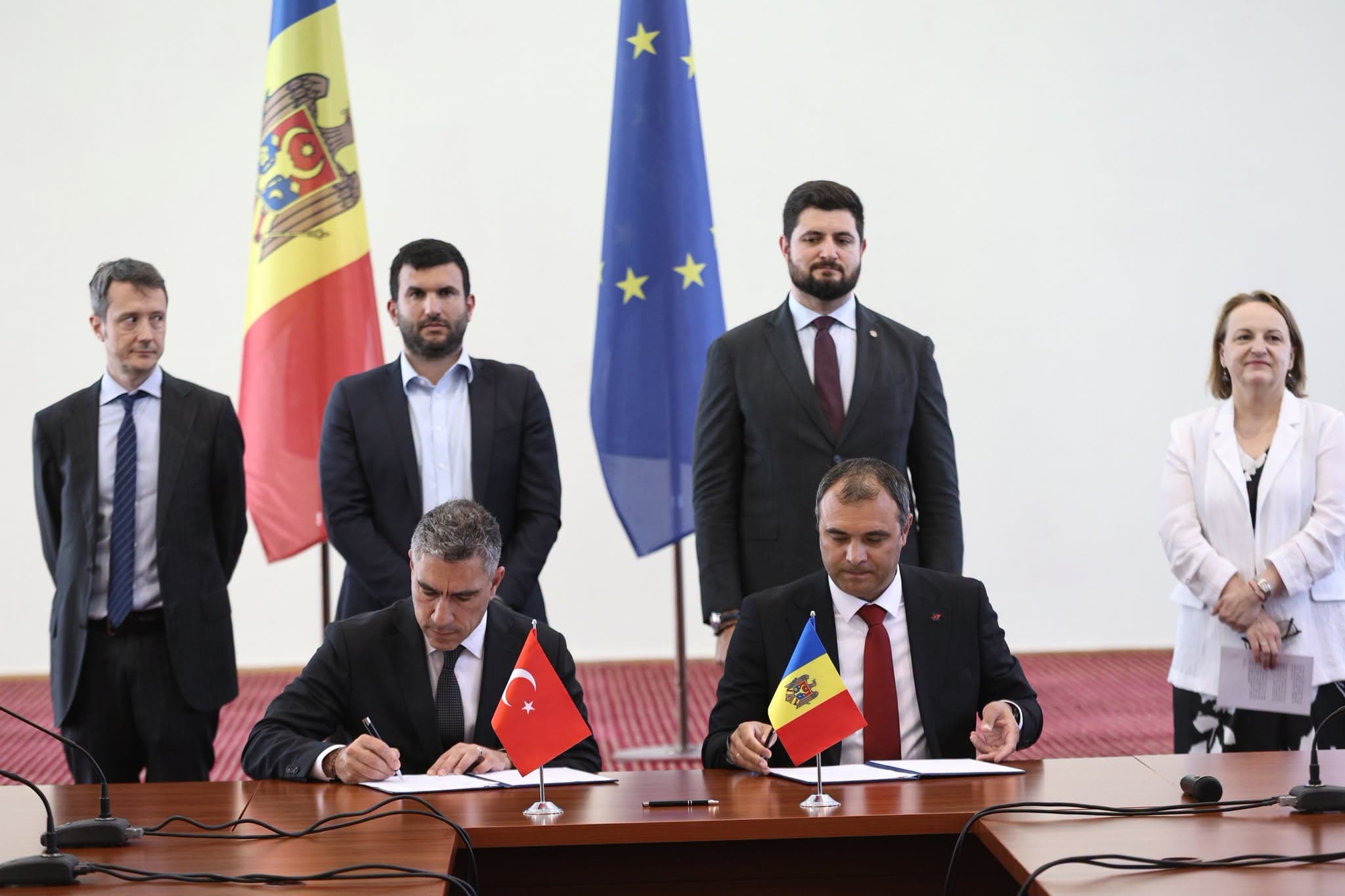 Interconectare strategică cu România // Contractul pentru proiectarea și construcția LEA Bălți-Suceava, semnat la Chișinău