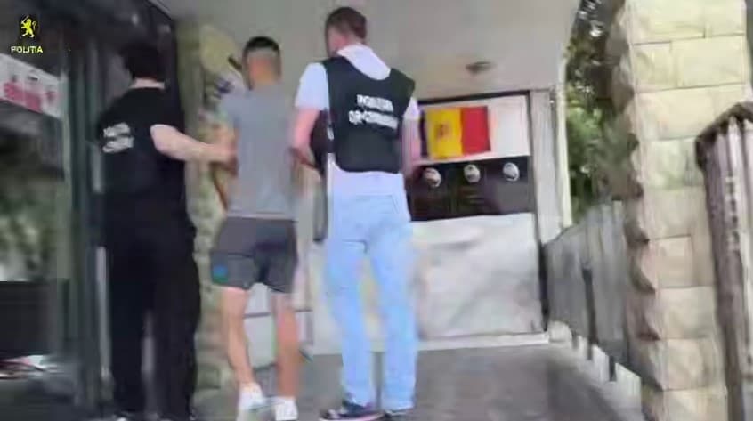 VIDEO // Au pătruns într-un apartament și au amenințat victimele cu un cuțit. Trei tineri, încătușați de polițiști