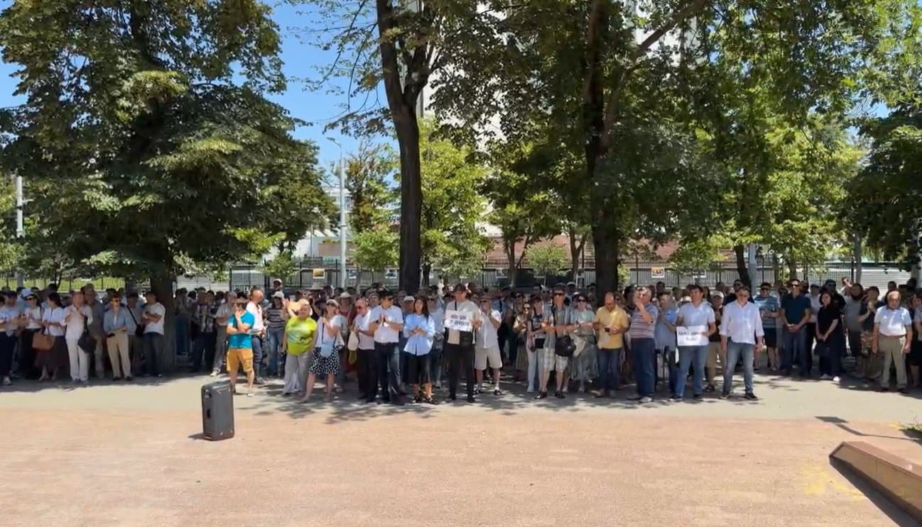 Protest la Parlament împotriva noii politici fiscale: opoziția cere retragerea proiectului