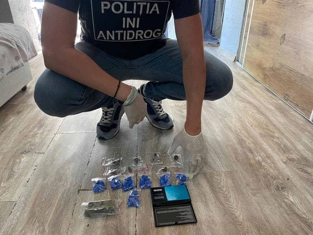 VIDEO // Droguri în valoare de zeci de mii de lei, depistate de polițiști. Un tânăr din capitală, trimis în izolator