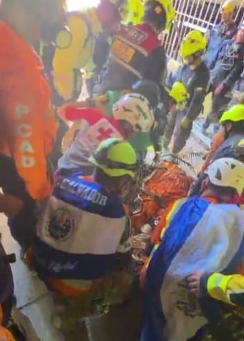 VIDEO // Un supravieţuitor al cutremurelor din Venezuela a fost scos din dărâmături la opt zile după dezastru