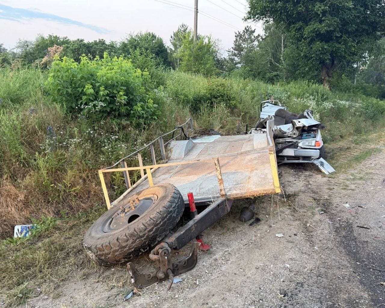 FOTO // Accident teribil în Orhei: o mașină, strivită de remorca unui tractor. O persoană a decedat, iar alte trei au ajuns la spital