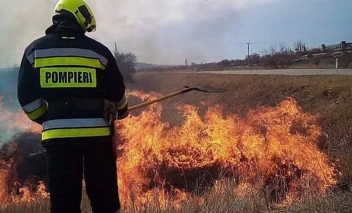 Zeci de hectare de vegetație uscată, mistuite de flăcări în ultimele 24 de ore. IGSU avertizează asupra riscului de incendii