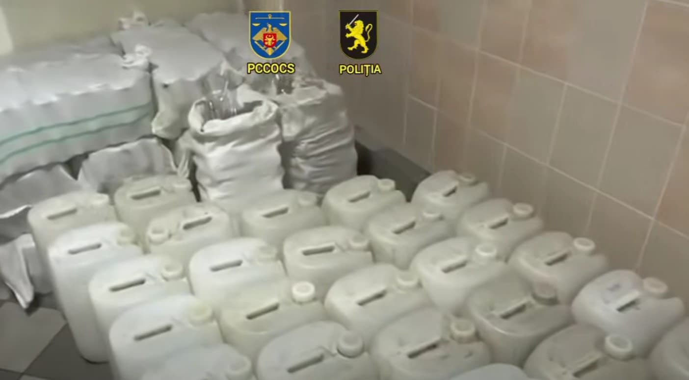 VIDEO // Linie clandestină de producere a alcoolului, destructurată la Chișinău. Doi bărbați, cercetați penal