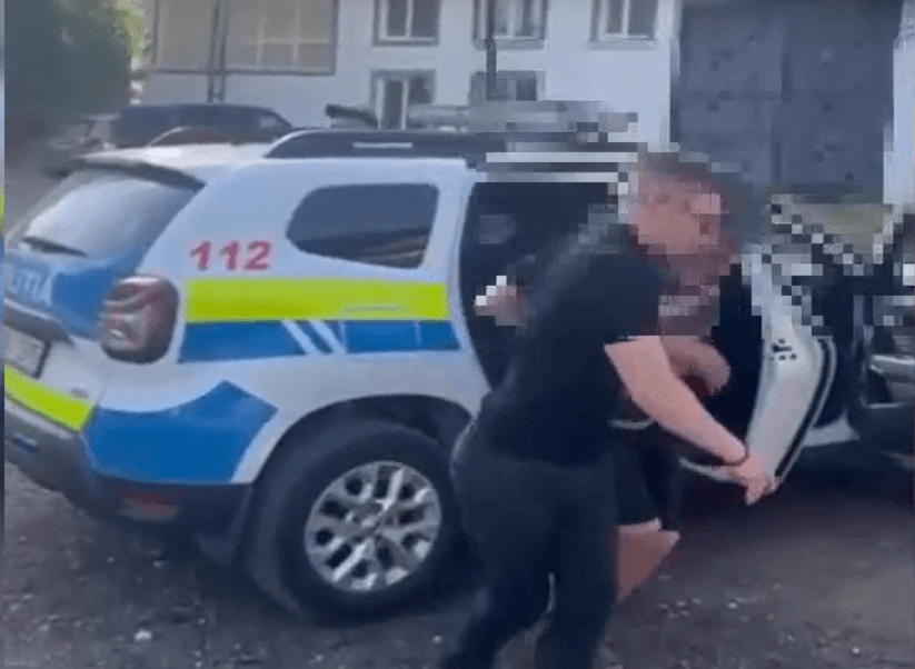 VIDEO // A furat telefoane și bani dintr-o mașină parcată. Un bărbat din Cricova, cercetat penal