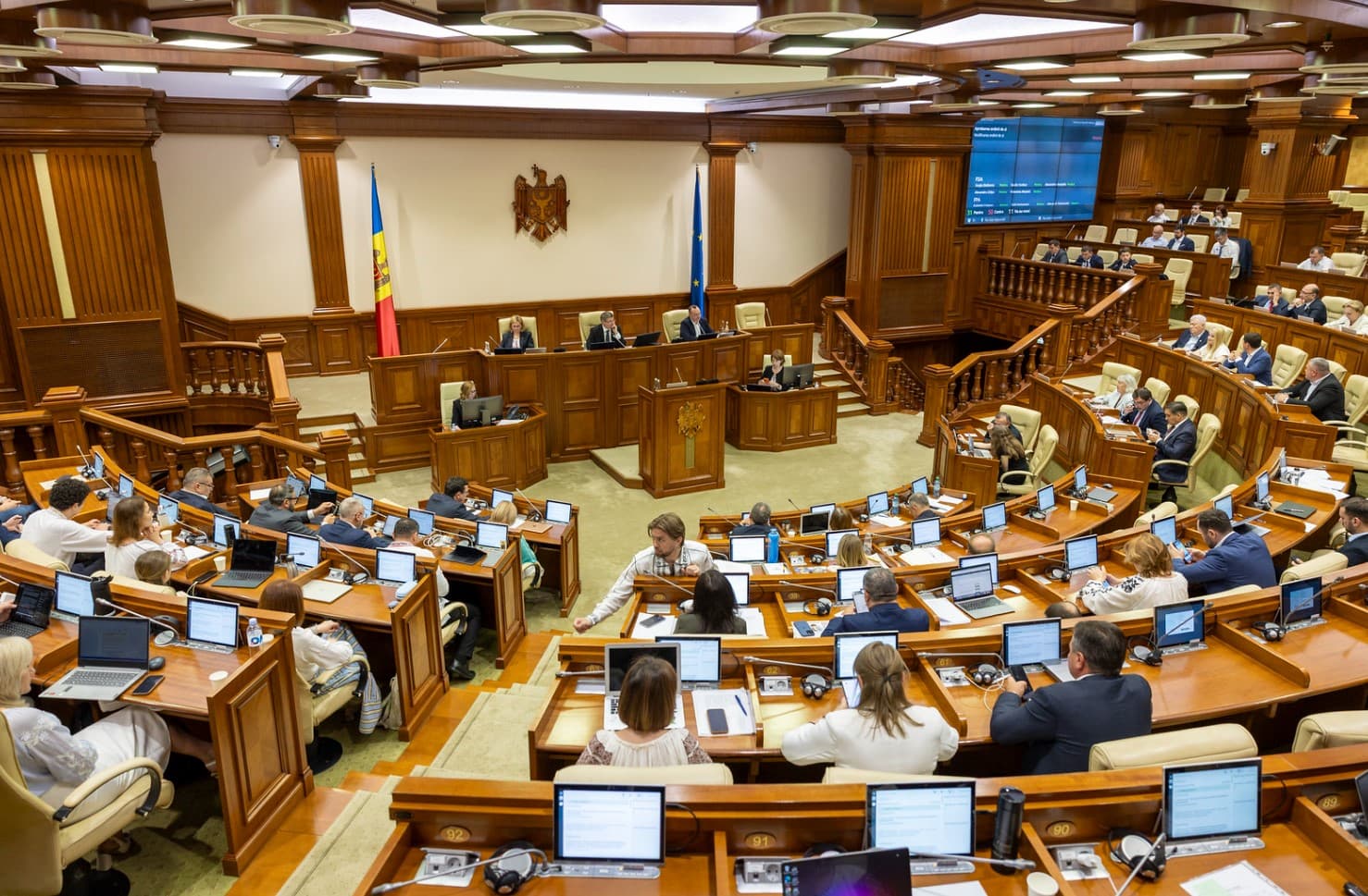 Deputații se întrunesc joi în ședință plenară. Nouă proiecte cu sigla UE, incluse pe agendă