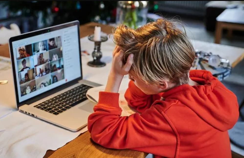 Curs gratuit pentru elevi despre siguranța online și utilizarea inteligenței artificiale