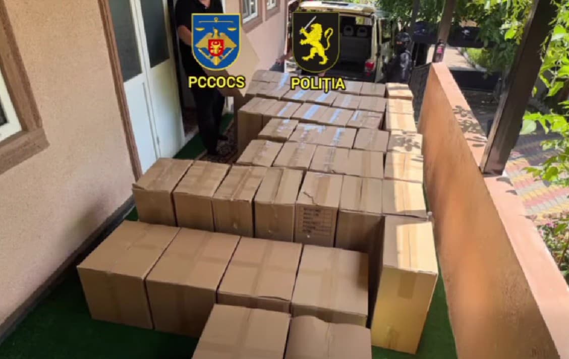 VIDEO // Peste 600 de mii de țigări, estimate la 1,3 milioane de lei, ridicate într-un dosar de contrabandă. Percheziții în Chișinău și în nordul R. Moldova