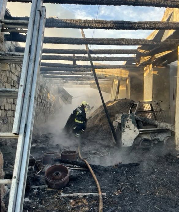 Incendiu puternic la un depozit de brichete din Sîngerei. Pompierii au salvat zeci de găini și cinci tone de produse