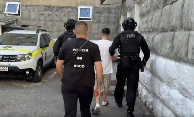 VIDEO // Trei persoane, reținute într-un dosar de trafic de droguri în Chișinău