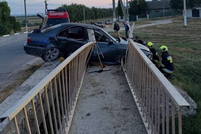 FOTO // Un BMW s-a izbit violent de balustrada unui pod din Cahul. Un tânăr de 18 ani și-a pierdut viața