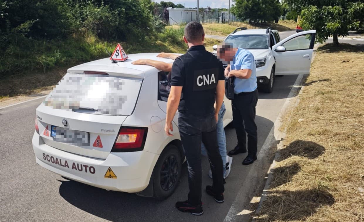 Trafic de influență la o școală auto din Orhei. Un instructor, prins în flagrant de CNA