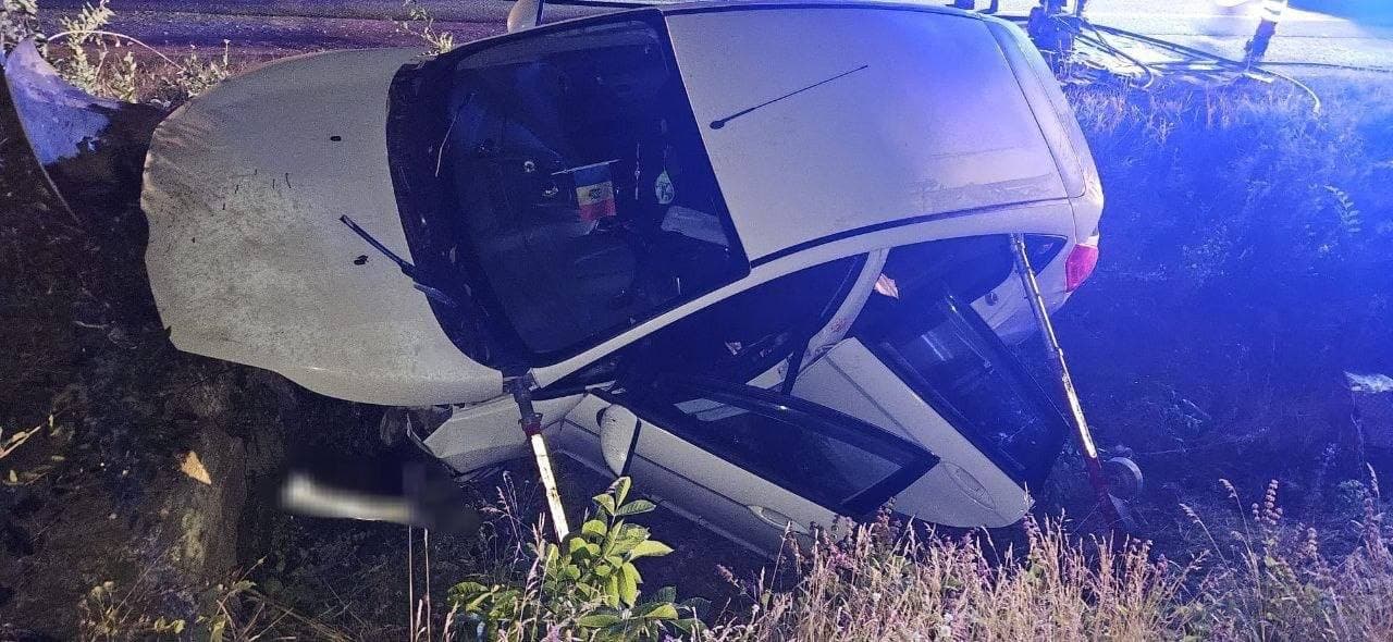 Accident mortal la Sîngerei. Un șofer a murit după ce a ieșit cu mașina de pe carosabil, iar o femeie și un copil au ajuns la spital