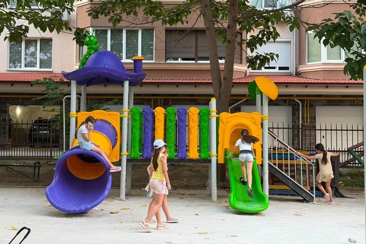 Două terenuri de joacă pentru copii, amenajate în sectoarele Centru și Buiucani