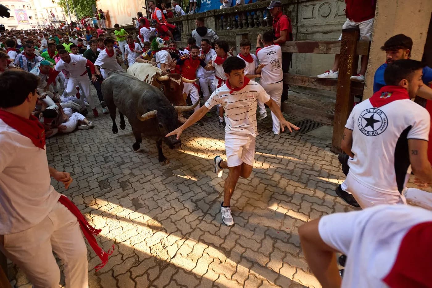 VIDEO // Momente dure la festivalul San Fermin. Numeroase persoane rănite în controversata cursă cu tauri de la Pamplona