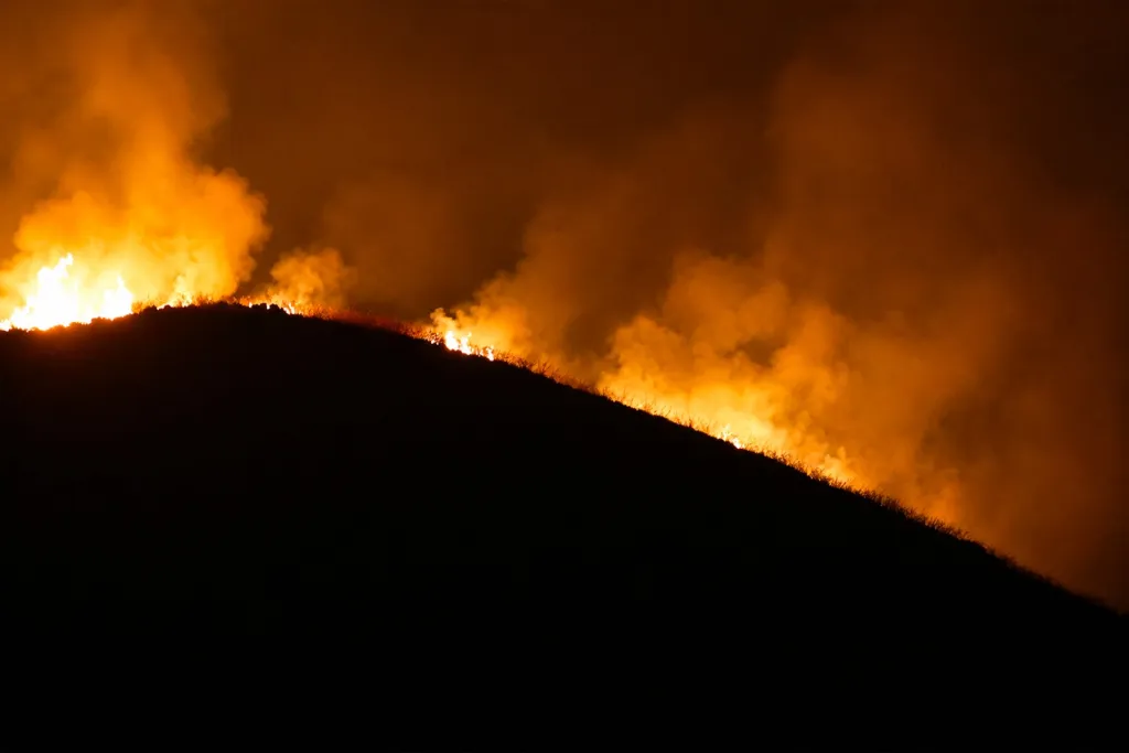 VIDEO // Incendii masive în Italia. Un aeroport important din Sardinia a fost închis. Mai multe șosele, blocate de flăcări