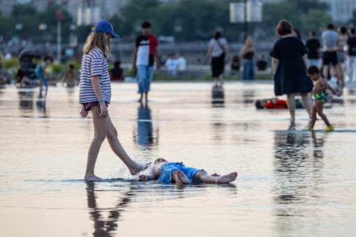 Franţa se confruntă cu un nou val de căldură, înregistrând incendii şi perturbări majore, inclusiv în regiunea pariziană