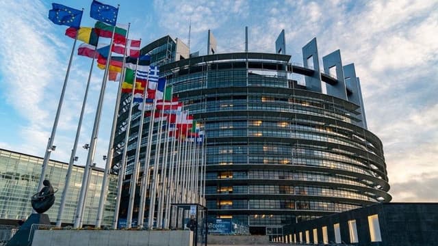 UE sancționează rețeaua socială rusă VK și alte companii pentru supraveghere represivă