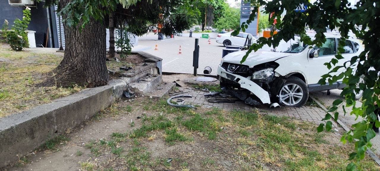 Un șofer a murit în timp ce conducea pe o stradă din capitală. Ar fi suferit un stop cardiac