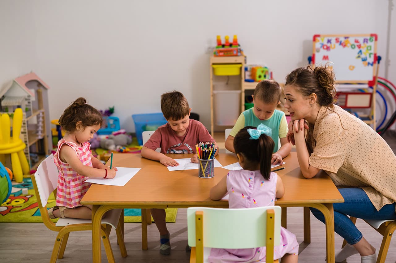 Persoanele care vor să lucreze cu copii ar putea fi obligate să treacă prin evaluări ale sănătății mintale