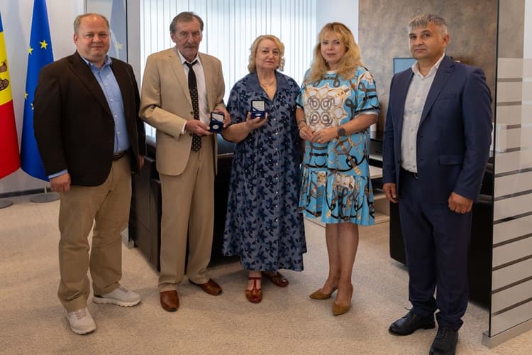 BNM a înmânat familiei lui Sergiu Rădăuțanu moneda comemorativă dedicată savantului