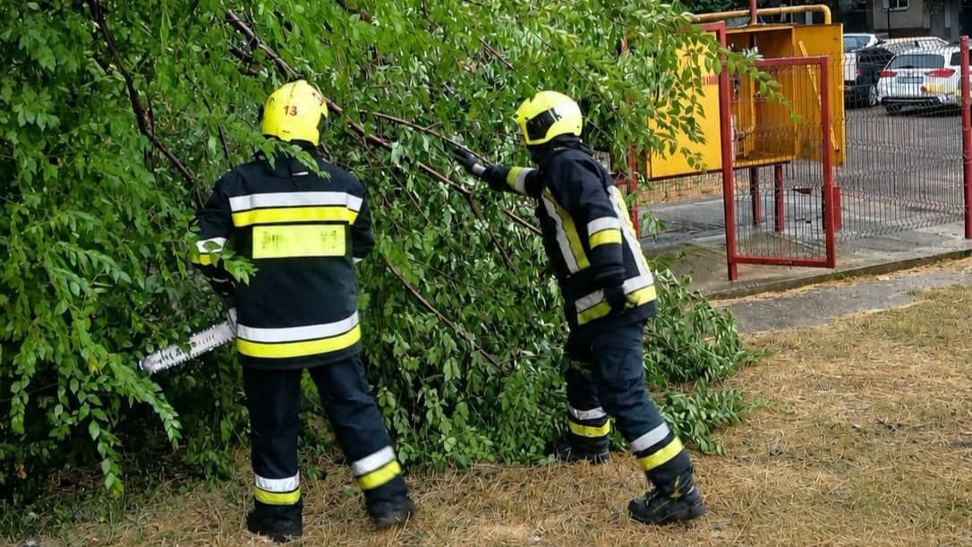 Copaci prăbușiți, un automobil strivit și o conductă de gaz avariată. Salvatorii au intervenit pentru a înlătura consecințele intemperiilor