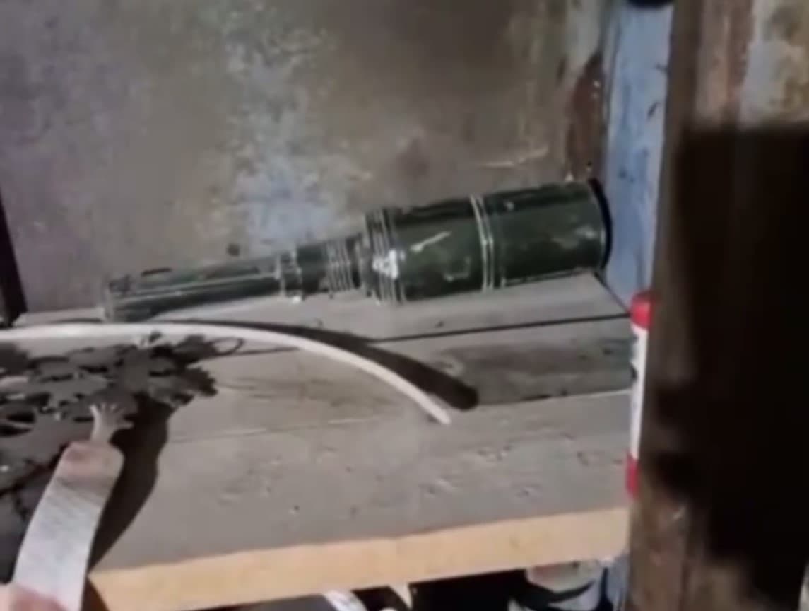 VIDEO // Percheziții la Căușeni. O grenadă antitanc, depistată în gospodăria unui bărbat
