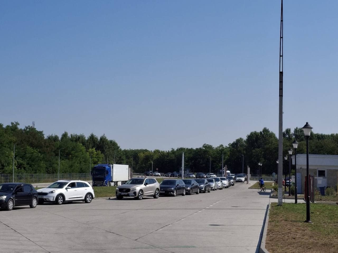Atenție! Trafic aglomerat la PTF Sculeni. Călătorii, îndemnați să opteze din timp pentru alte puncte de trecere a frontierei
