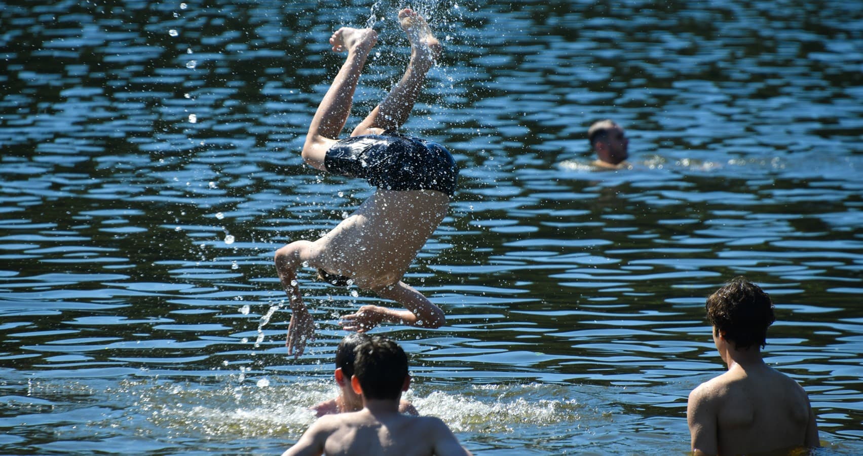 Pericol la scăldat în zilele caniculare. Autoritățile recomandă prudență maximă