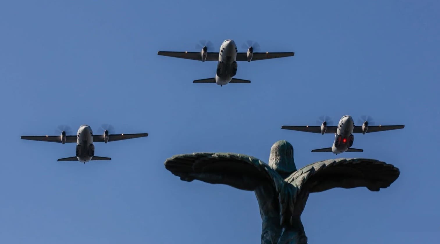 Ziua Aviației Române și a Forțelor Aeriene // Demonstrații aeriene deasupra Monumentului Eroilor Aerului