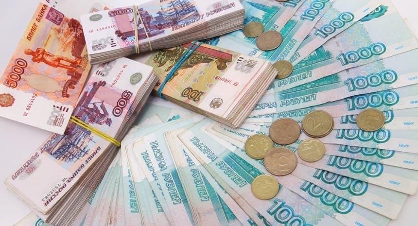Ruşii revin la plata în numerar, amplificând presiunile asupra economiei afectate de război