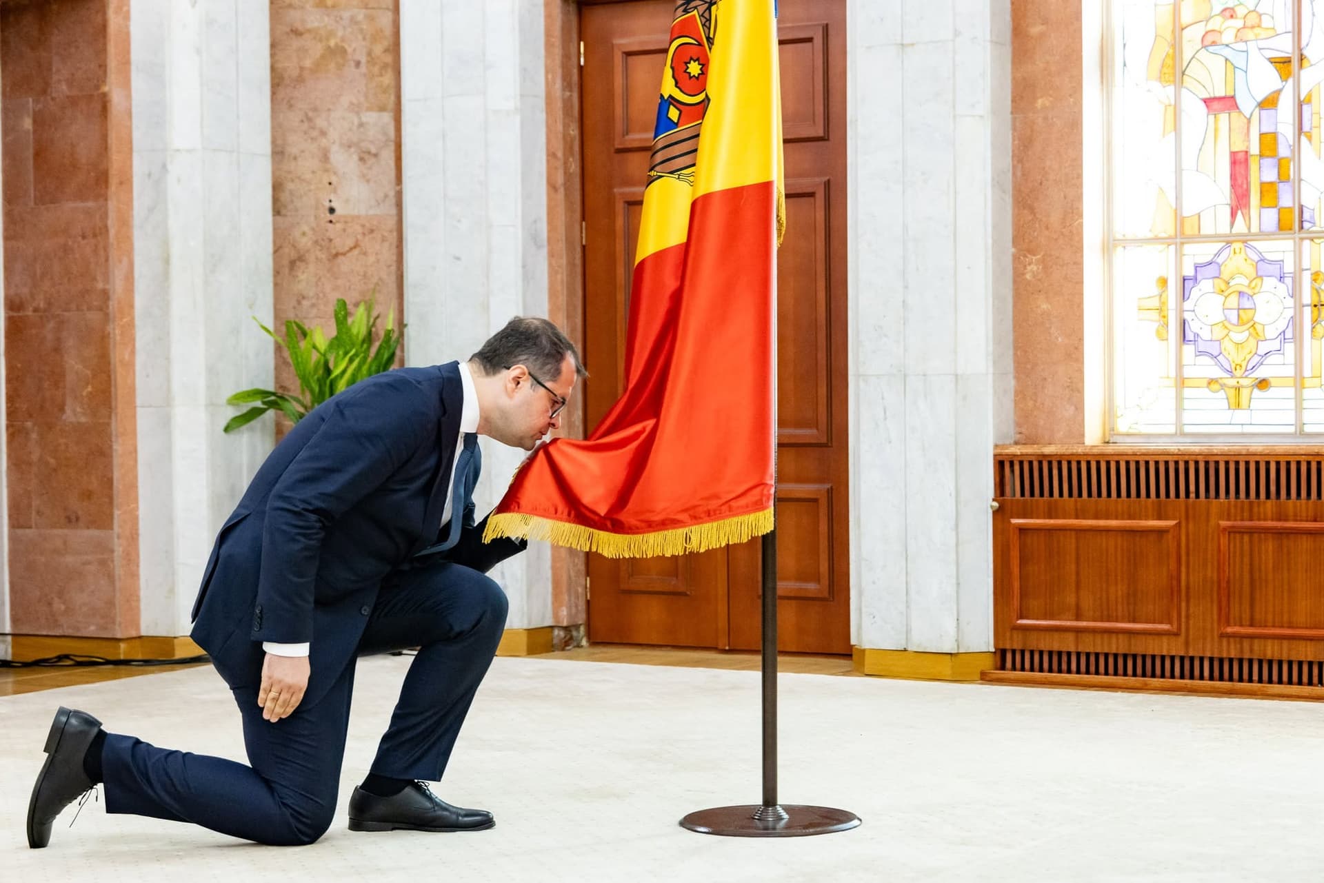 Prim-miniștrii României și Ucrainei îl felicită pe Vasile Tofan după învestirea în funcție: Așteptăm cu interes să colaborăm îndeaproape cu Guvernul dumneavoastră