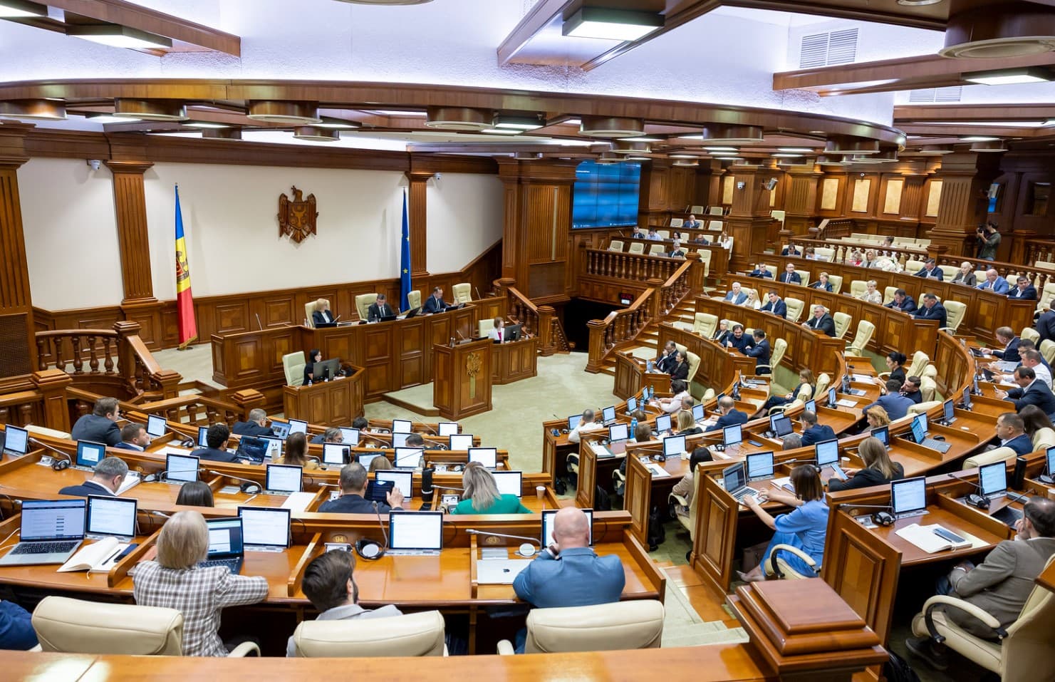 Deputații se întrunesc joi în ședință plenară: eCall, școli modernizate și stocarea energiei, pe agenda legislativului