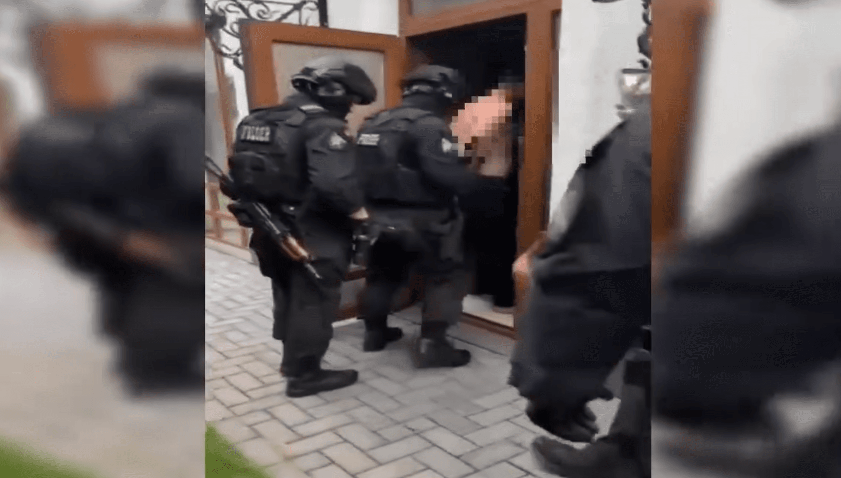 VIDEO // Prejudicii de peste 3 milioane de lei într-o presupusă schemă imobiliară. Un bărbat, arestat