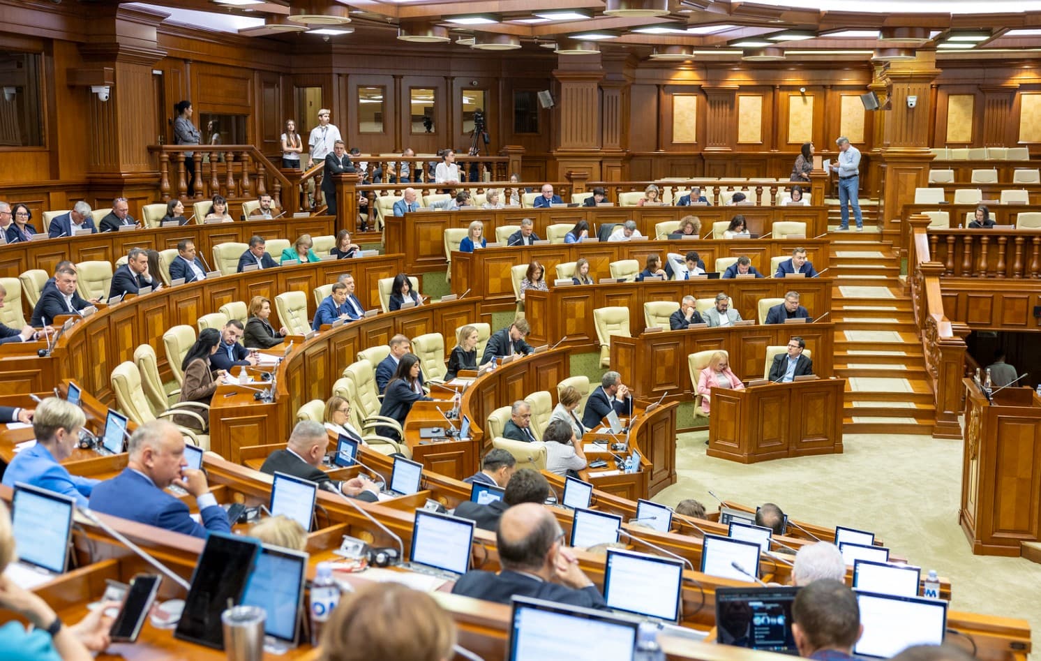 Parlamentul se întrunește vineri în ședință plenară. Pe ordinea de zi – 23 de proiecte, dintre care 12 vizează armonizarea cu legislația UE