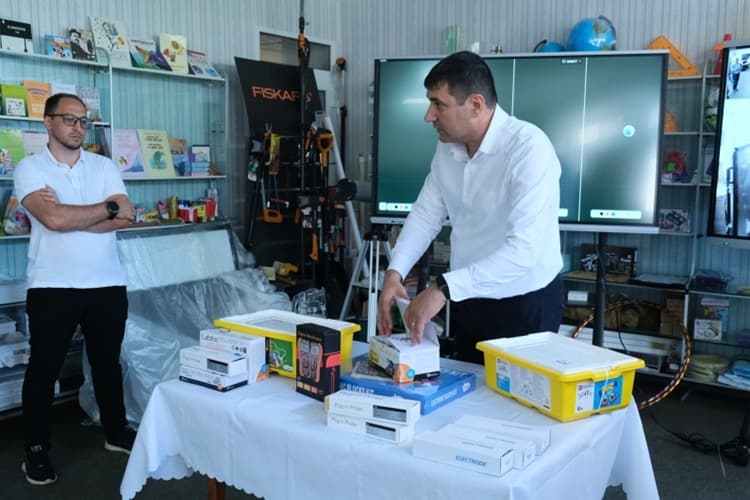 108 școli din țară vor primi echipamente didactice pentru orele de chimie, fizică și biologie