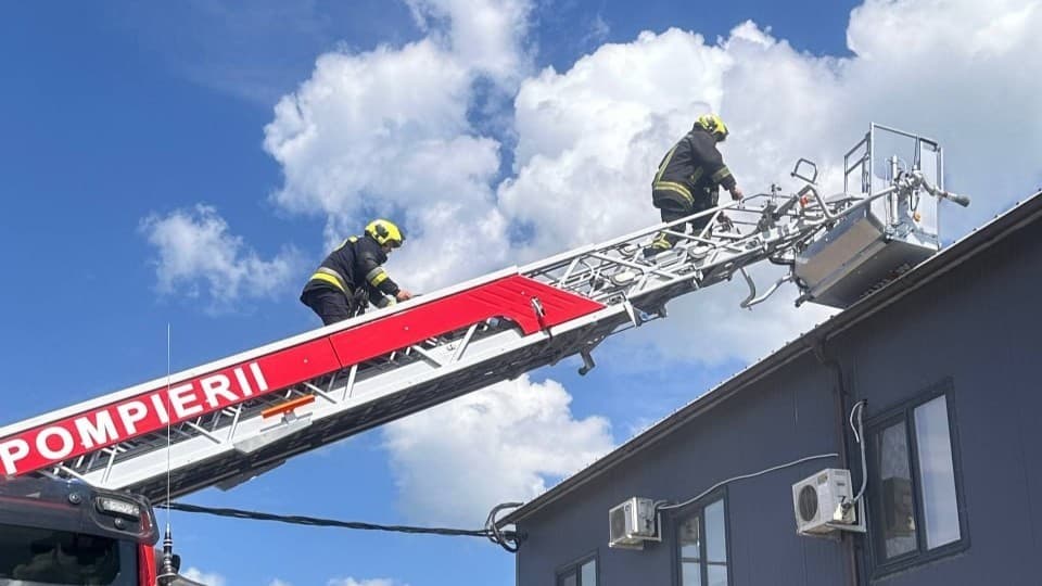 FOTO // Incendiu la un depozit frigorific din Chișinău. Zeci de pompieri au intervenit pentru stingerea flăcărilor