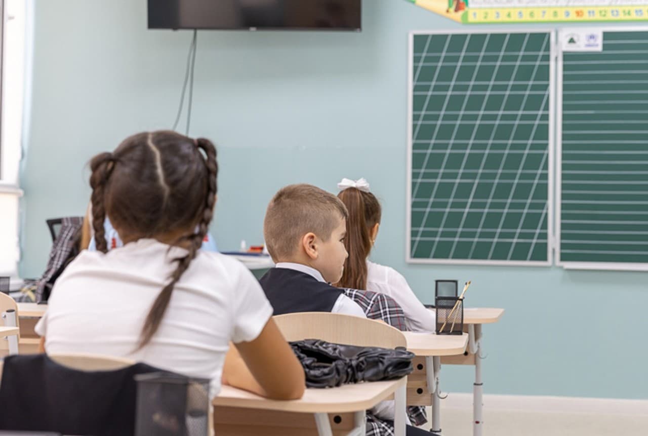 După aproape zece ani, elevii din clasa a IV-a vor primi din nou note la Limba română și Matematică