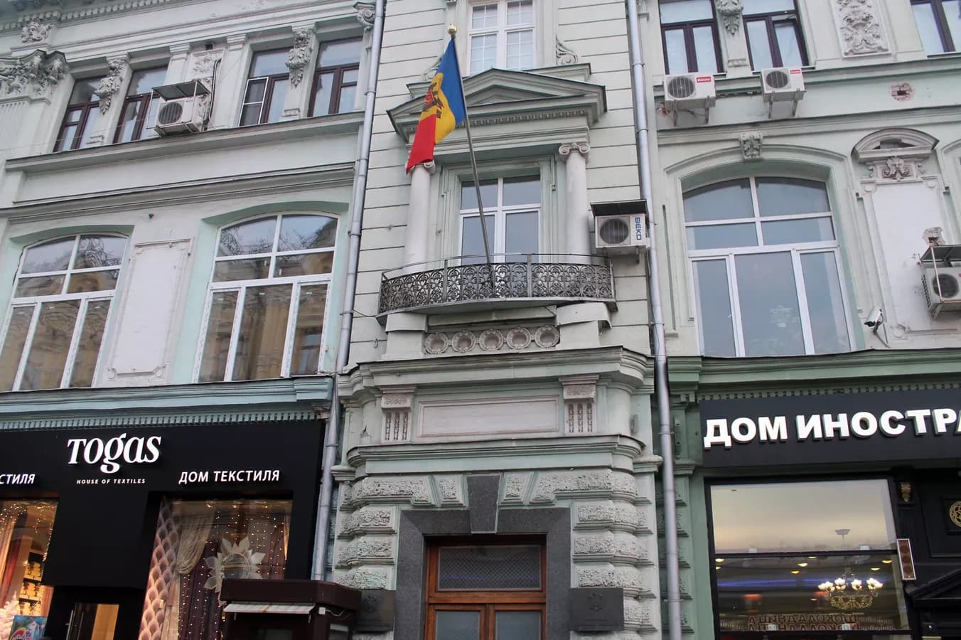 Ambasada Republicii Moldova în Rusia suspendă, pe durata lunii august, prestarea unor servicii consulare