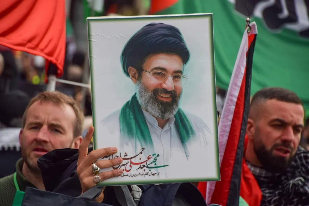 Mojtaba Khamenei „nu este în contact” cu nimeni, dezvăluie socrul său. Declarația misterioasă a lui Gholamali Haddad-Adel
