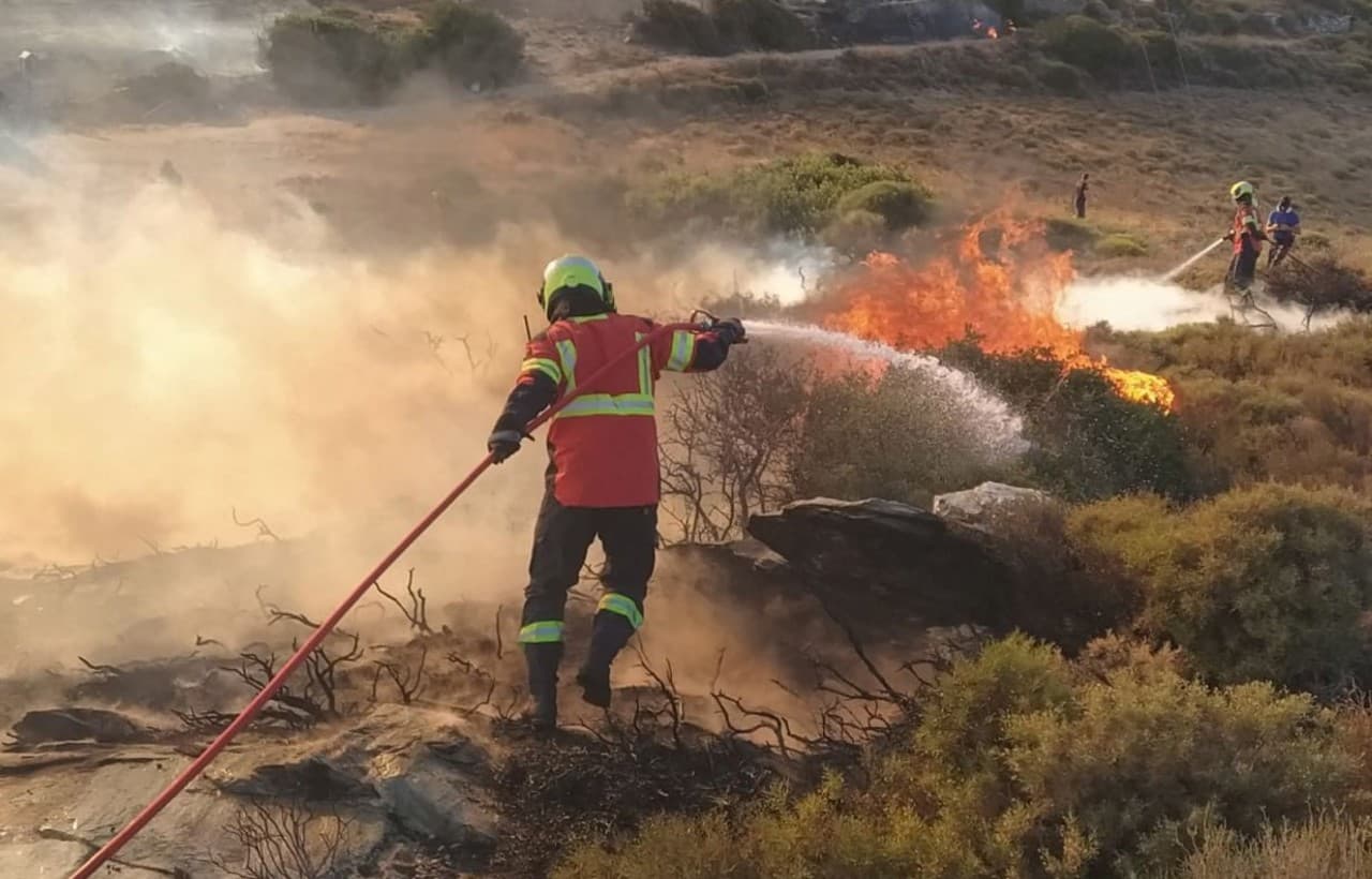 Pompierii moldoveni au intervenit la un nou incendiu forestier în Grecia. Flăcările amenințau zone rezidențiale