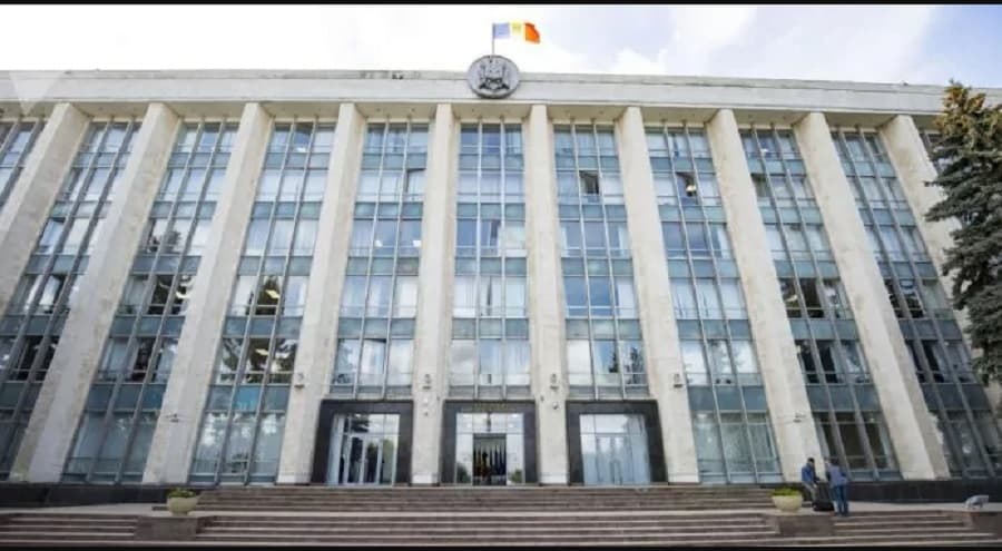 Guvernul reacționează la alerta fermierilor: Avem volume de combustibil care să reducă imediat deficitul existent la unele stații PECO