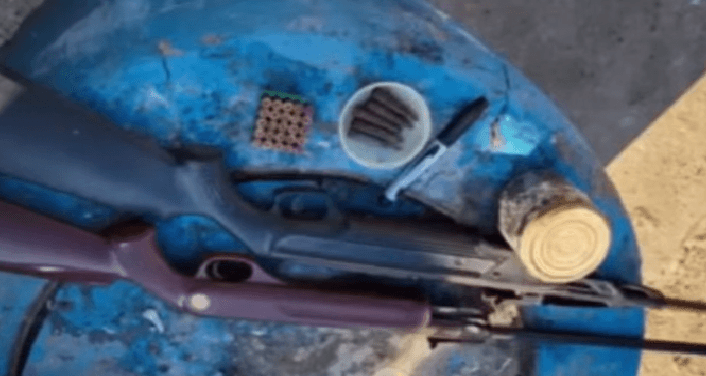VIDEO // Arme și muniții deținute ilegal, ridicate de polițiști în urma unor percheziții în Căușeni