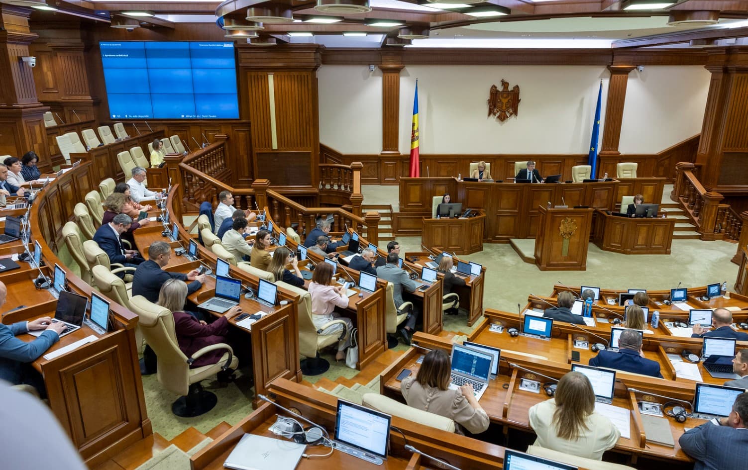 Deputații se întrunesc joi în ultima ședință plenară din sesiunea primăvară-vară a Parlamentului