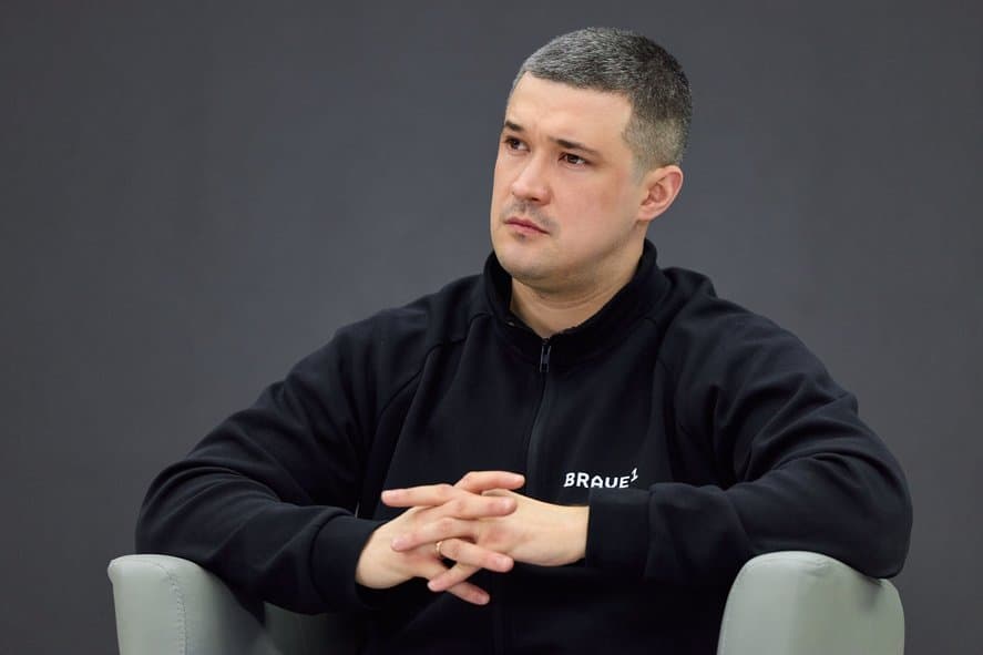 Fostul ministru ucrainean al Apărării spune că schimbările în sistemul de achiziţii militare au dus la demiterea sa