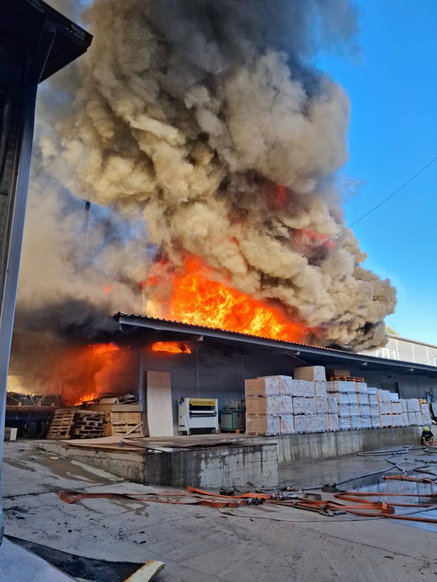 FOTO // Incendiu de amploare la un depozit din Capitală. Mai multe echipaje de pompieri au fost mobilizate