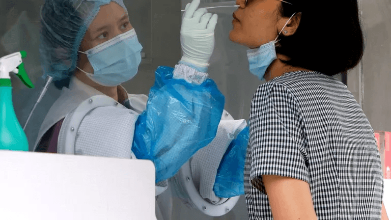 COVID-19 se răspândește din nou mai rapid decât gripa. Ce spun medicii despre noul val din China